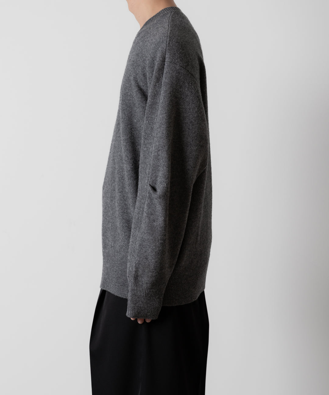 ssstein(シュタイン)のEXTRA FINE WOOL KNIT CURVE SLEEVE LS - DARK GREYの公式通販サイトsession福岡セレクトショップ