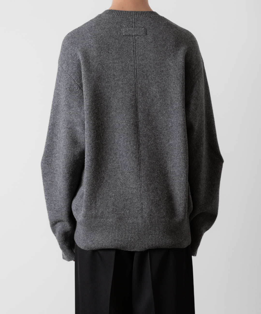 ssstein(シュタイン)のEXTRA FINE WOOL KNIT CURVE SLEEVE LS - DARK GREYの公式通販サイトsession福岡セレクトショップ