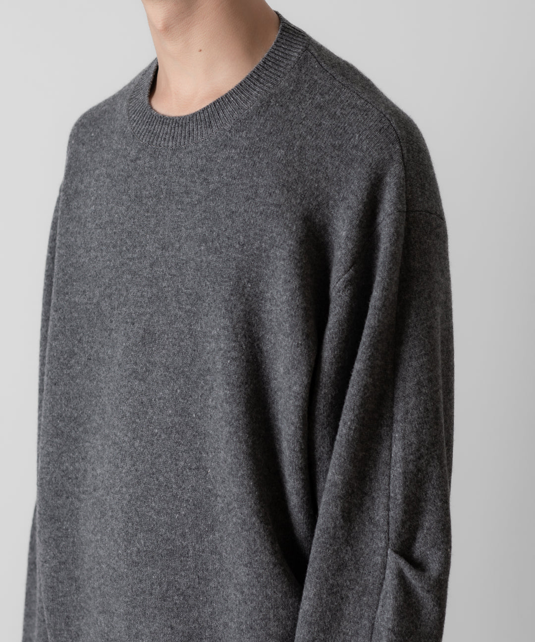 ssstein(シュタイン)のEXTRA FINE WOOL KNIT CURVE SLEEVE LS - DARK GREYの公式通販サイトsession福岡セレクトショップ