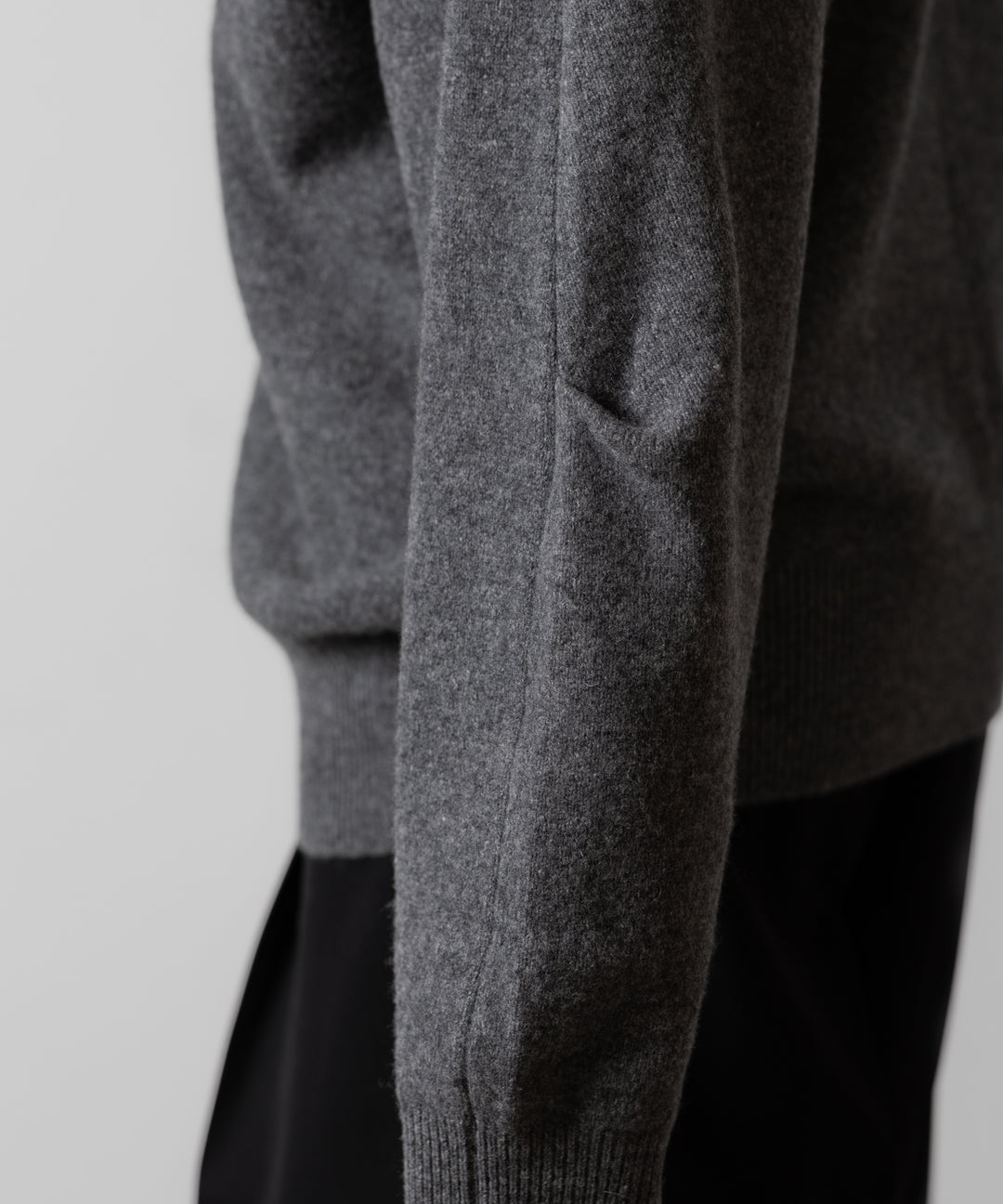ssstein(シュタイン)のEXTRA FINE WOOL KNIT CURVE SLEEVE LS - DARK GREYの公式通販サイトsession福岡セレクトショップ
