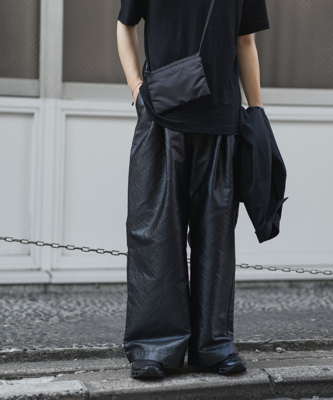 ANTHEM A-アンセムエーのLEATHER LIKE 2TUCK WIDE PANTSのBLACK公式通販サイトsession福岡セレクトショップ