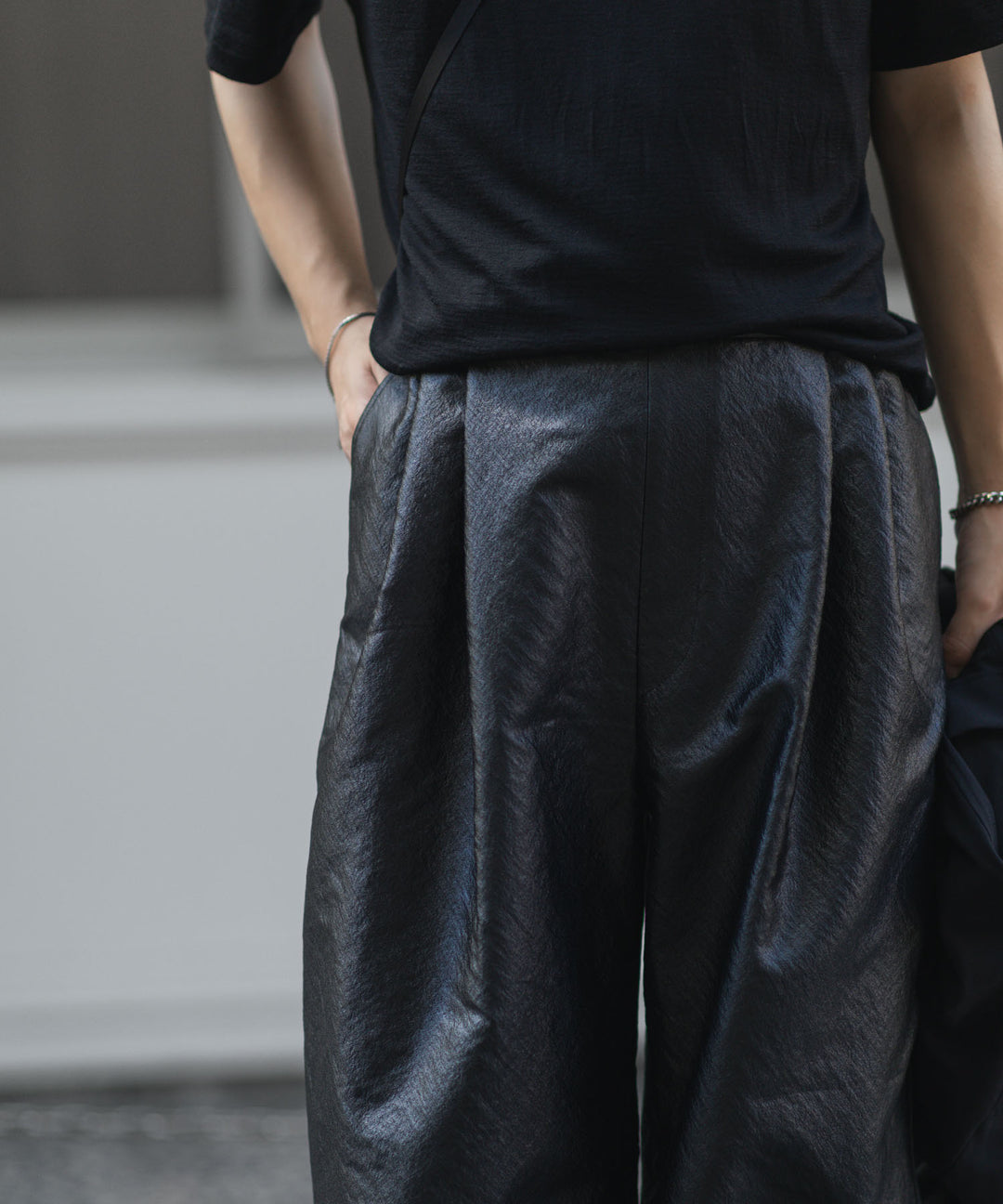 ANTHEM A-アンセムエーのLEATHER LIKE 2TUCK WIDE PANTSのBLACK公式通販サイトsession福岡セレクトショップ