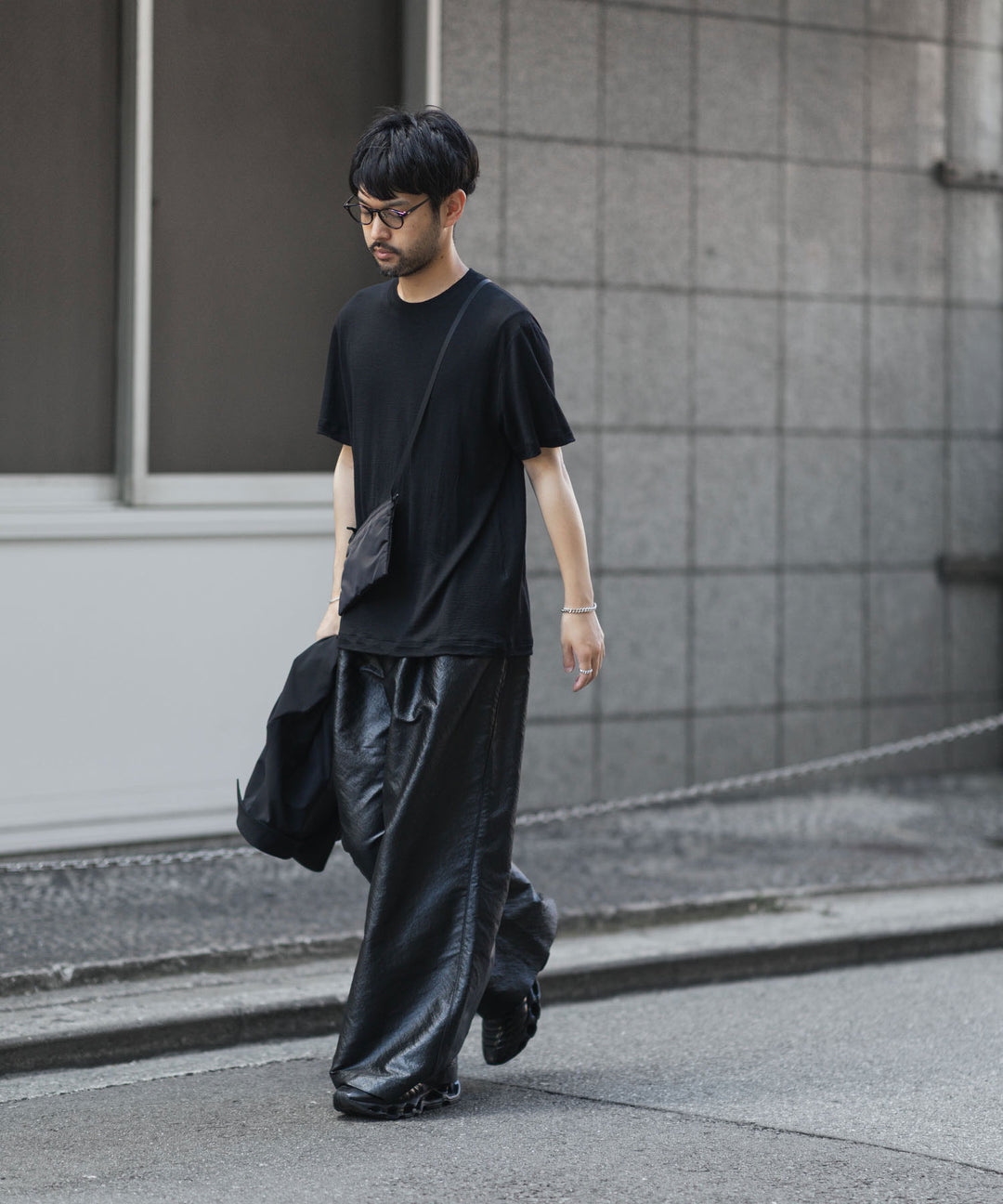 ANTHEM A-アンセムエーのLEATHER LIKE 2TUCK WIDE PANTSのBLACK公式通販サイトsession福岡セレクトショップ