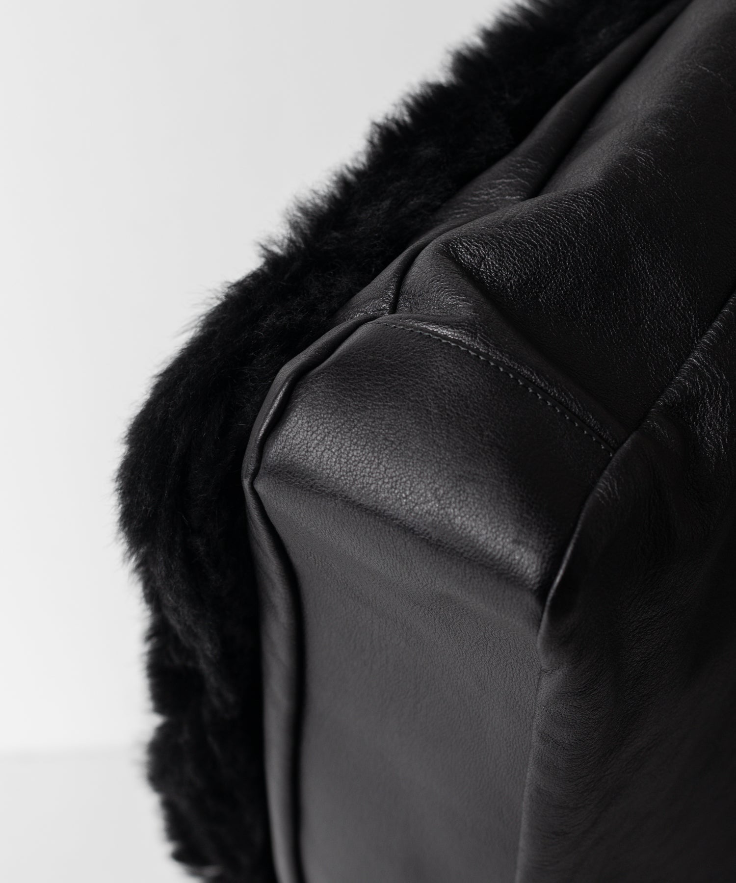 ssstein(シュタイン)の24AWコレクション SHEEP FUR FLAP SHOULDER BAG - BLACKxBLACK 公式通販サイトsession福岡セレクトショップ