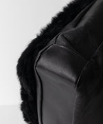 画像をギャラリービューアに読み込む, ssstein(シュタイン)の24AWコレクション SHEEP FUR FLAP SHOULDER BAG - BLACKxBLACK 公式通販サイトsession福岡セレクトショップ
