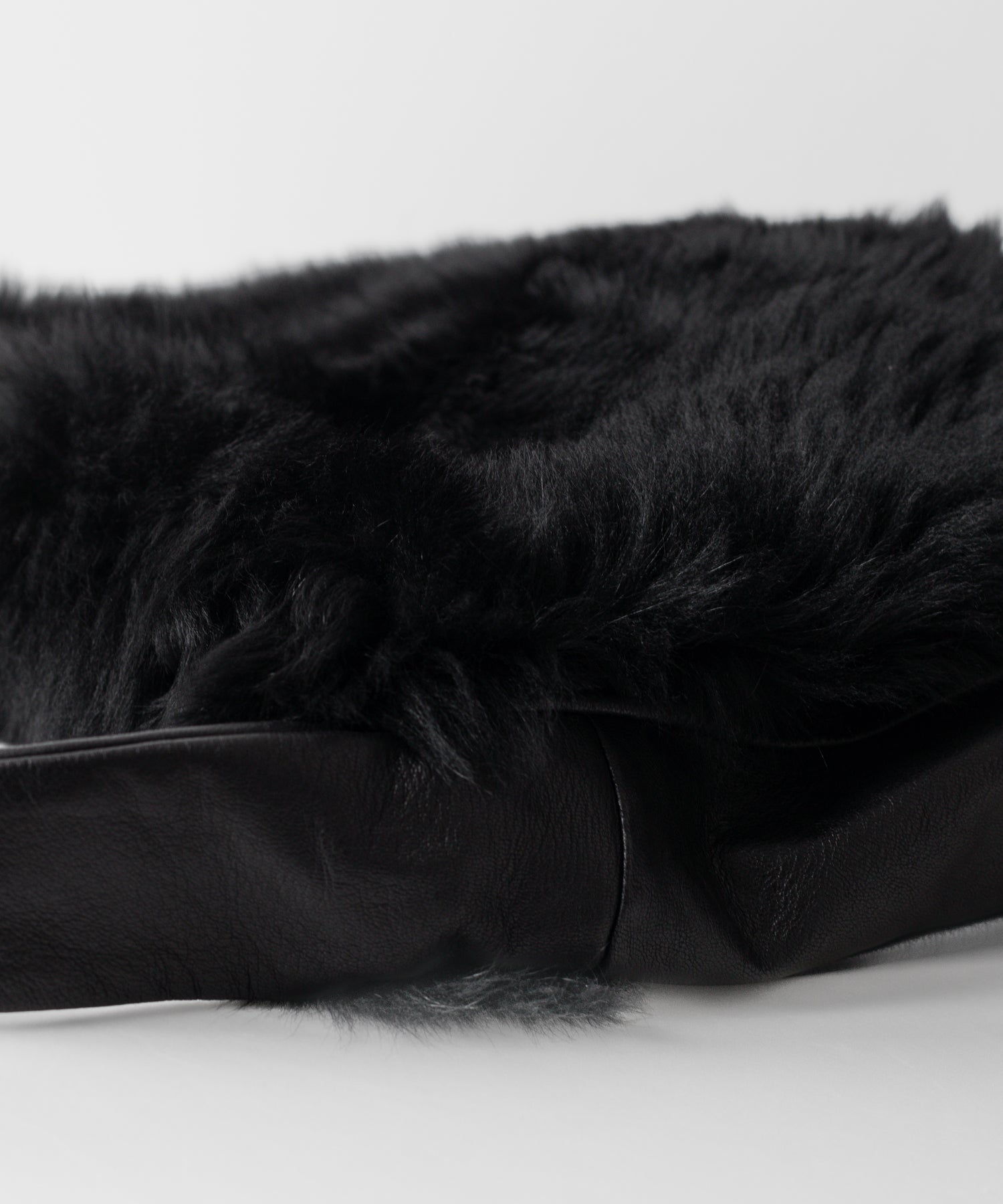 ssstein(シュタイン)の24AWコレクション SHEEP FUR FLAP SHOULDER BAG - BLACKxBLACK 公式通販サイトsession福岡セレクトショップ