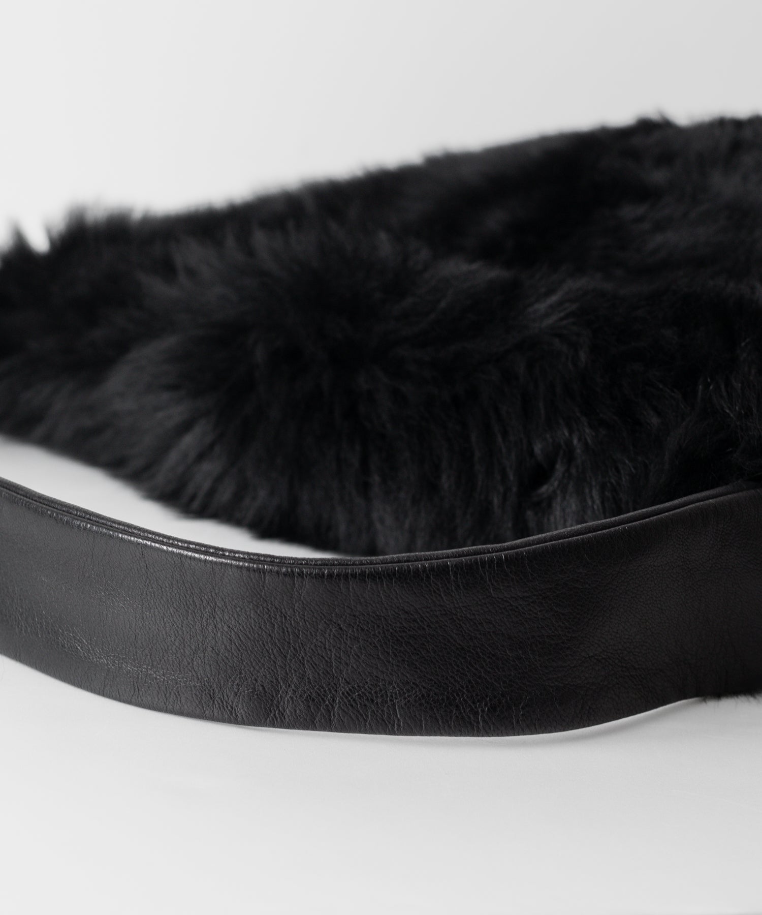 ssstein(シュタイン)の24AWコレクション SHEEP FUR FLAP SHOULDER BAG - BLACKxBLACK 公式通販サイトsession福岡セレクトショップ