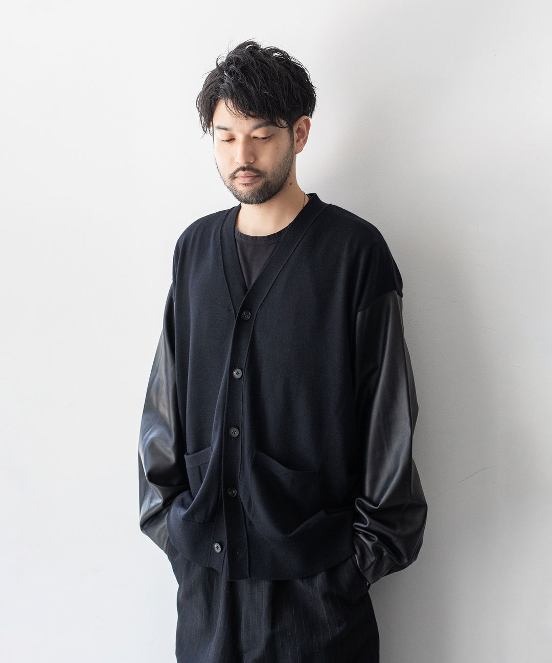 stein(シュタイン)の23AWコレクションLEATHER SLEEVES HIGH COUNT KNIT CARDIGANのBLACK × BLACK(LEATHER)