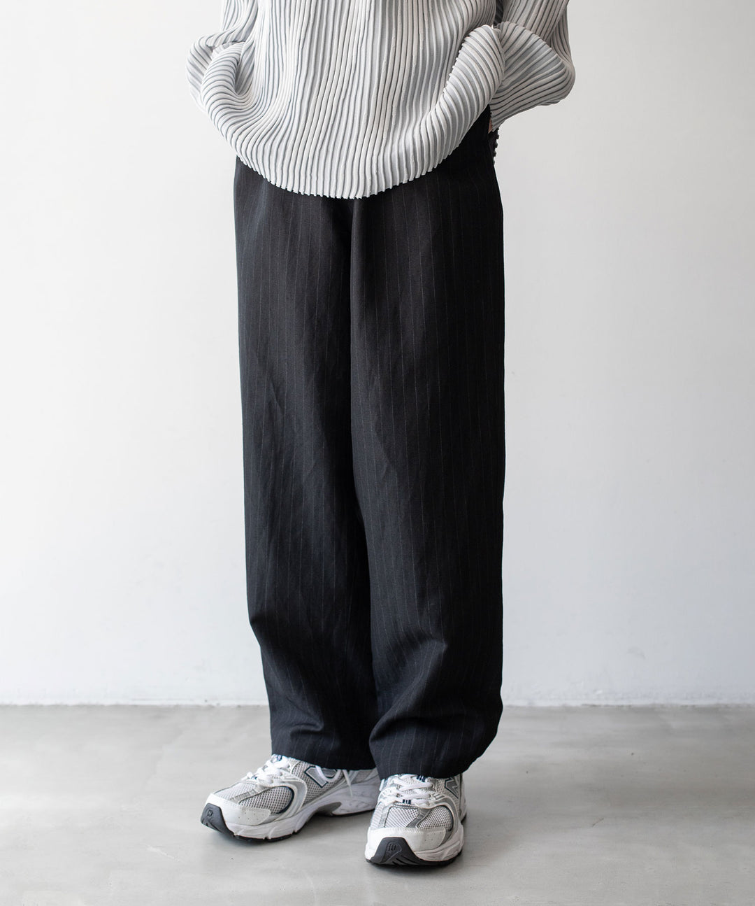 stein(シュタイン)の23AWコレクションDRAWSTRING WIDE TROUSERSのBLACK  代替テキストを編集