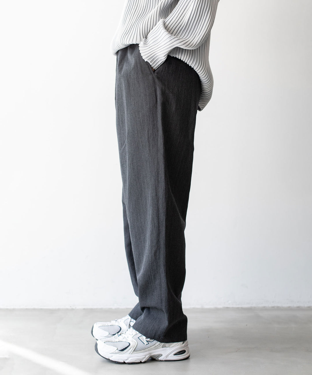 stein(シュタイン)の23AWコレクションDRAWSTRING WIDE TROUSERSのCHARCOAL