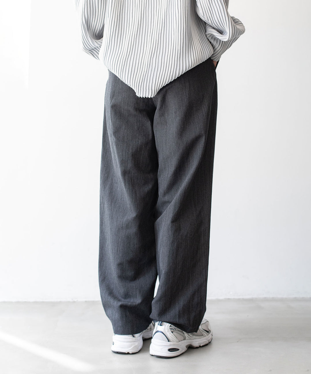 stein(シュタイン)の23AWコレクションDRAWSTRING WIDE TROUSERSのCHARCOAL