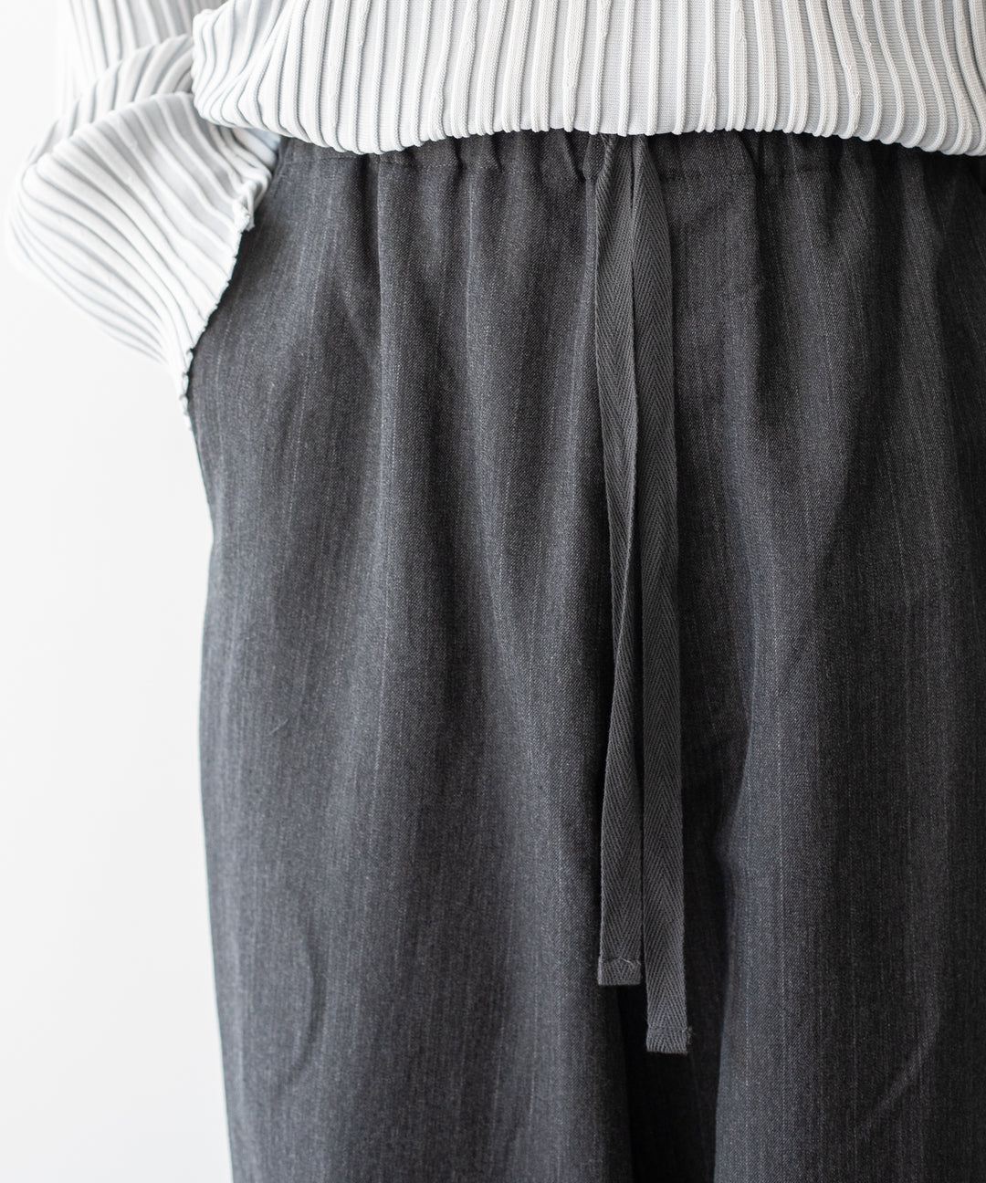 stein(シュタイン)の23AWコレクションDRAWSTRING WIDE TROUSERSのCHARCOAL