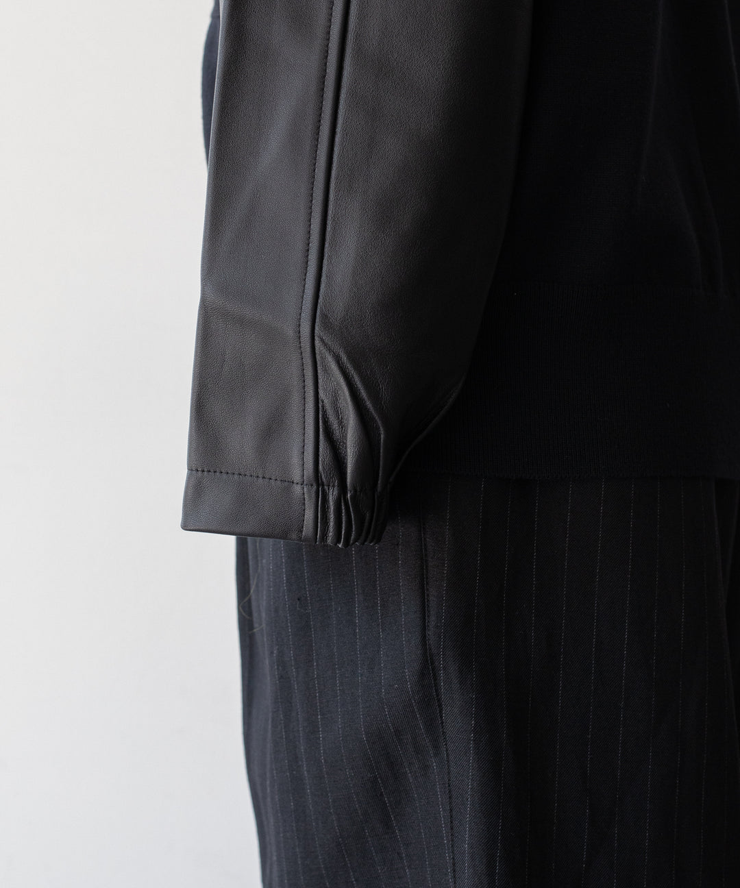 stein(シュタイン)の23AWコレクションLEATHER SLEEVES HIGH COUNT KNIT CARDIGANのBLACK × BLACK(LEATHER)