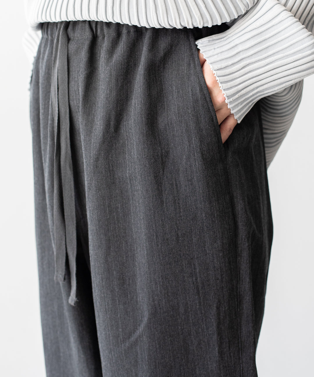 stein(シュタイン)の23AWコレクションDRAWSTRING WIDE TROUSERSのCHARCOAL