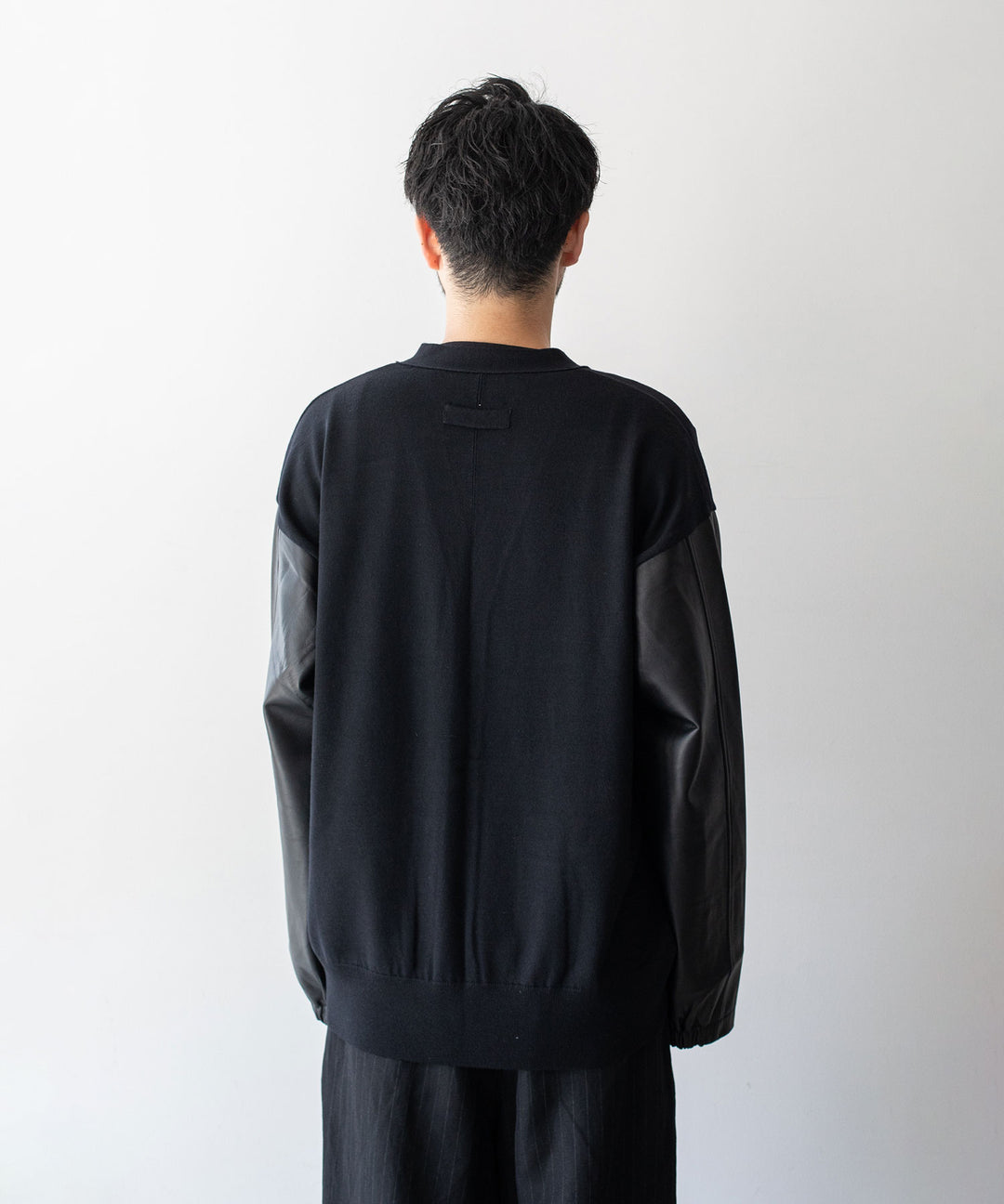 stein(シュタイン)の23AWコレクションLEATHER SLEEVES HIGH COUNT KNIT CARDIGANのBLACK × BLACK(LEATHER)