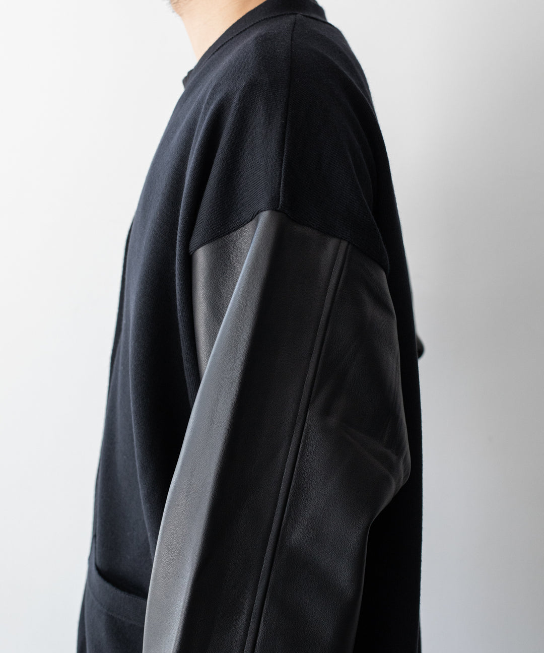 stein(シュタイン)の23AWコレクションLEATHER SLEEVES HIGH COUNT KNIT CARDIGANのBLACK × BLACK(LEATHER)