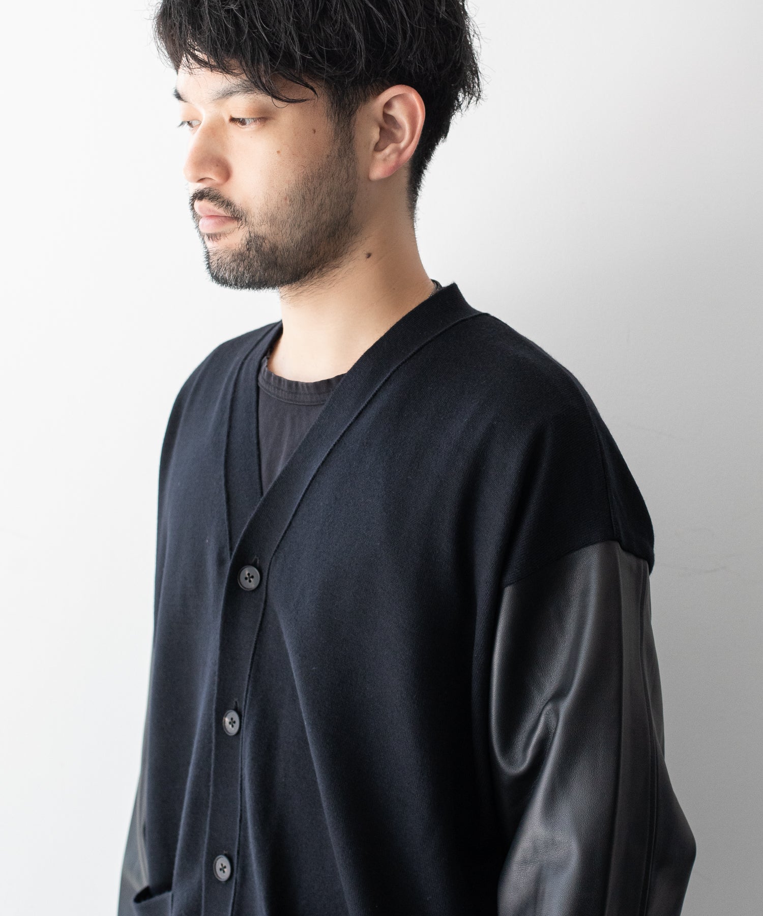 stein(シュタイン)の23AWコレクションLEATHER SLEEVES HIGH COUNT KNIT CARDIGANのBLACK × BLACK(LEATHER)