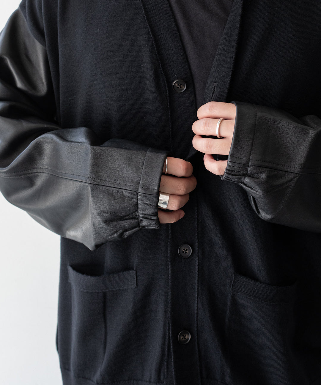 stein(シュタイン)の23AWコレクションLEATHER SLEEVES HIGH COUNT KNIT CARDIGANのBLACK × BLACK(LEATHER)