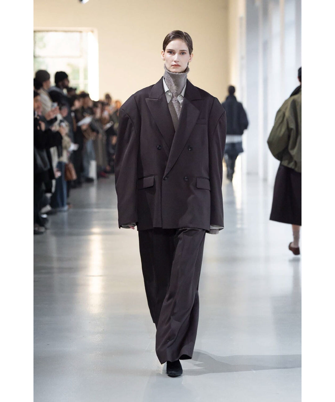 ssstein(シュタイン)のTWO TUCK EASY TROUSERS (2/60 WOOL GABARDINE) - MILITARY KHAKIの公式通販サイトsession福岡セレクトショップ