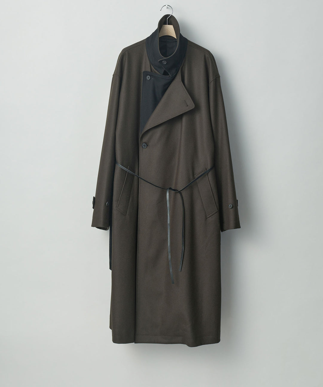 stein(シュタイン)の23AWコレクションのDOUBLE LAPELED DOUBLE BREASTED COAT - MILITARY KHAKI × BLACK