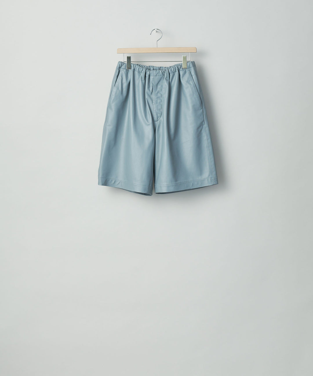 stein(シュタイン)の23AWコレクションLEATHER WIDE EASY SHORT TROUSERSのBLUE GREY