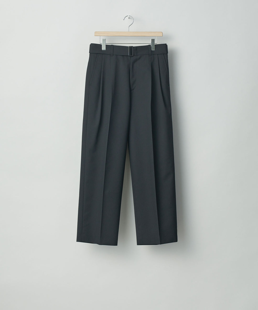 stein(シュタイン)の23AWコレクションBELTED WIDE STRAIGHT TROUSERSのBLACK