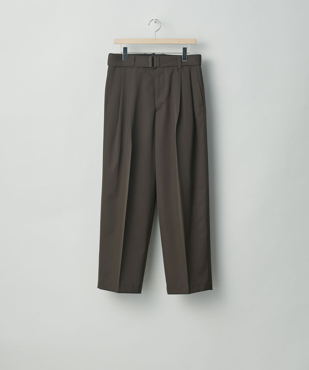 stein(シュタイン)の23AWコレクションBELTED WIDE STRAIGHT TROUSERSのMILITARY KHAKI