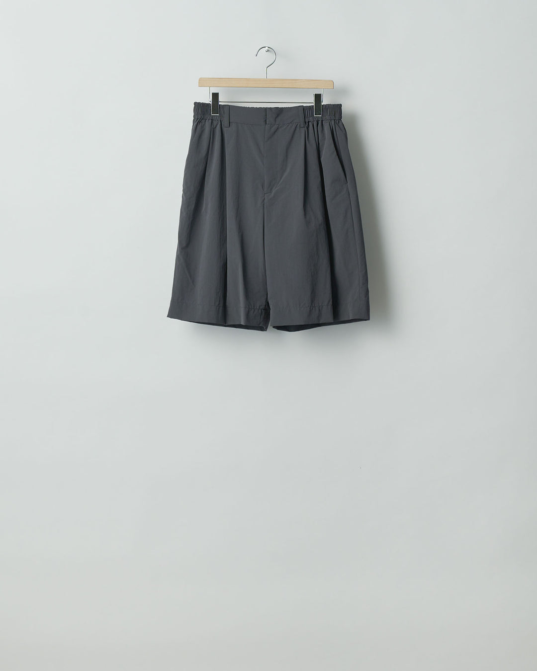 ssstein stein(シュタイン)の24SSコレクションWINDPROOF NYLON WIDE EASY SHORT TROUSERSのDARK GREY KHAKI  公式通販サイトsession福岡セレクトショップ