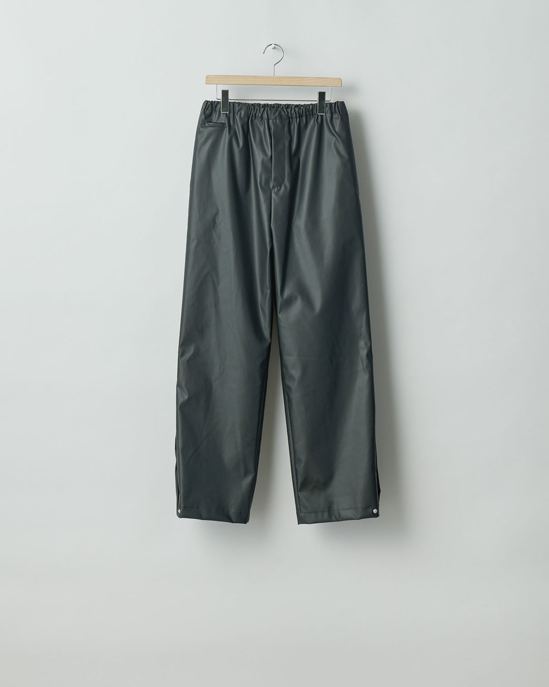 stein(シュタイン)の24SSコレクションTRACK EAZY TROUSERSのBLACK (COATING)