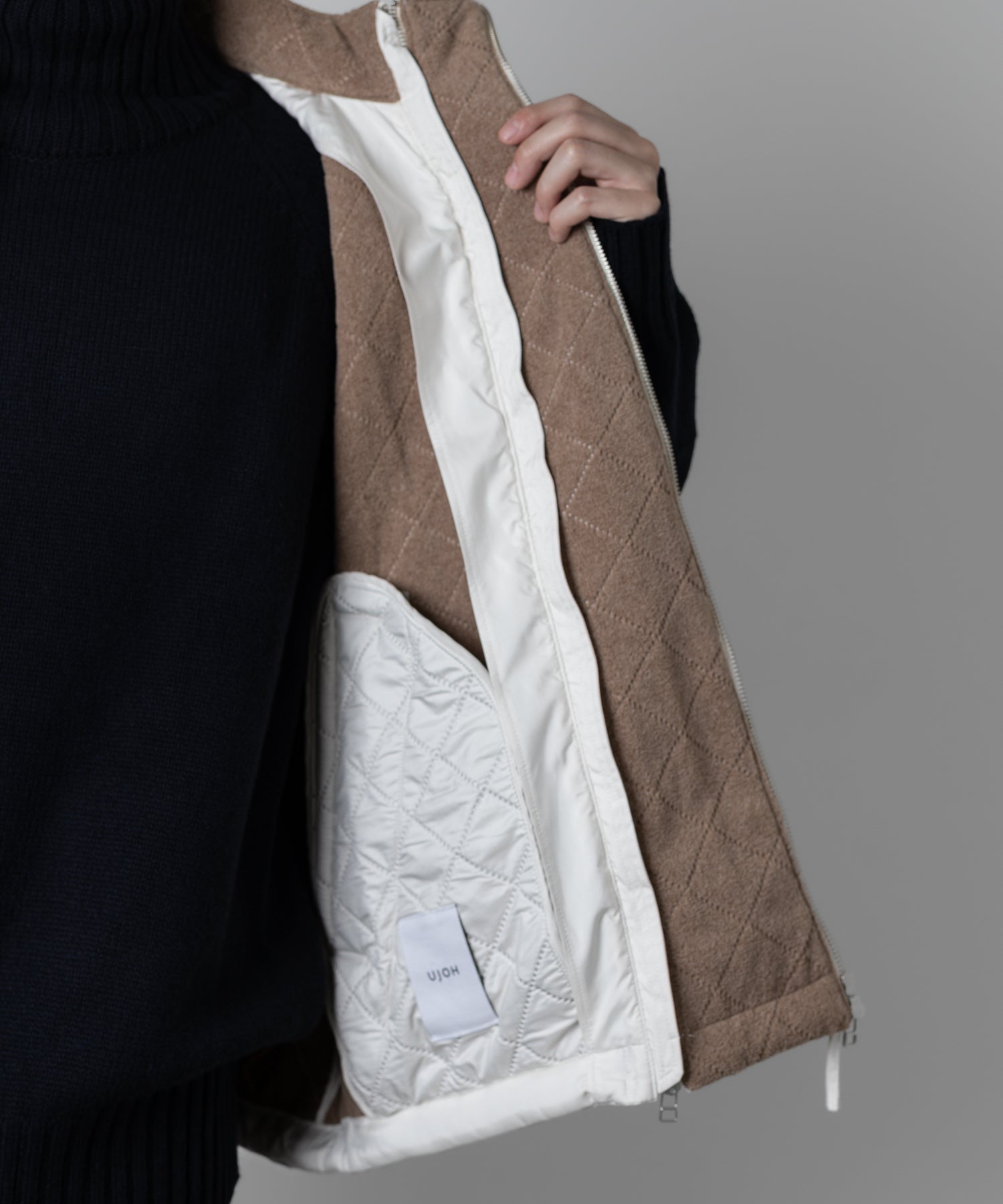 UJOH(ウジョー)の23AWコレクションW ZIP UP VEST のIVORY