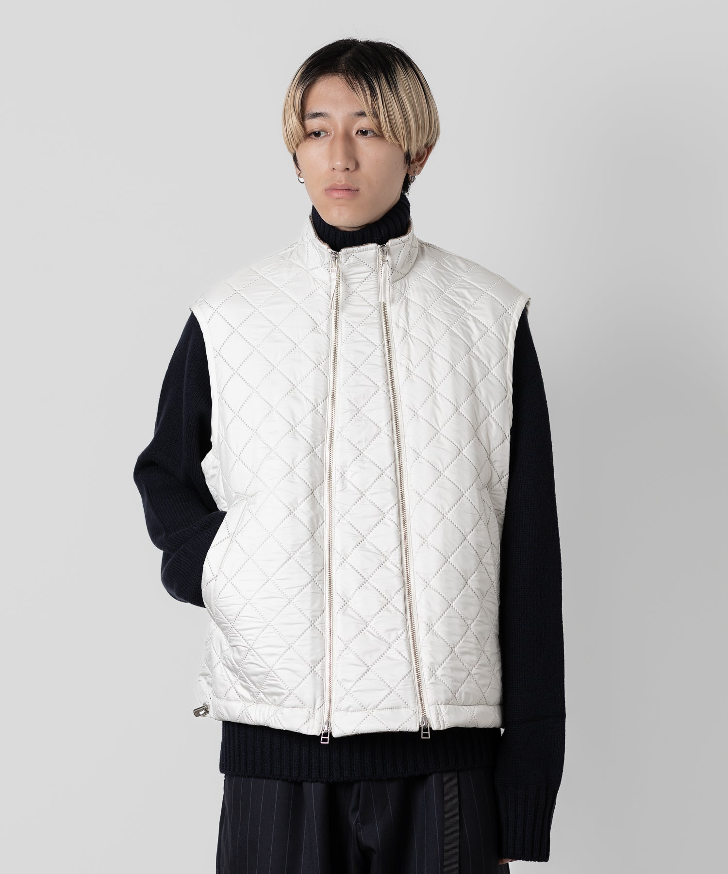 UJOH(ウジョー)の23AWコレクションW ZIP UP VEST のIVORY