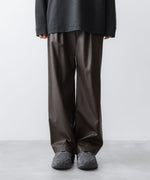 画像をギャラリービューアに読み込む, VEIN ヴェインのSYNTHETIC LEATHER 1TUCK TROUSERS - BROWNの公式通販サイトsession福岡セレクトショップ
