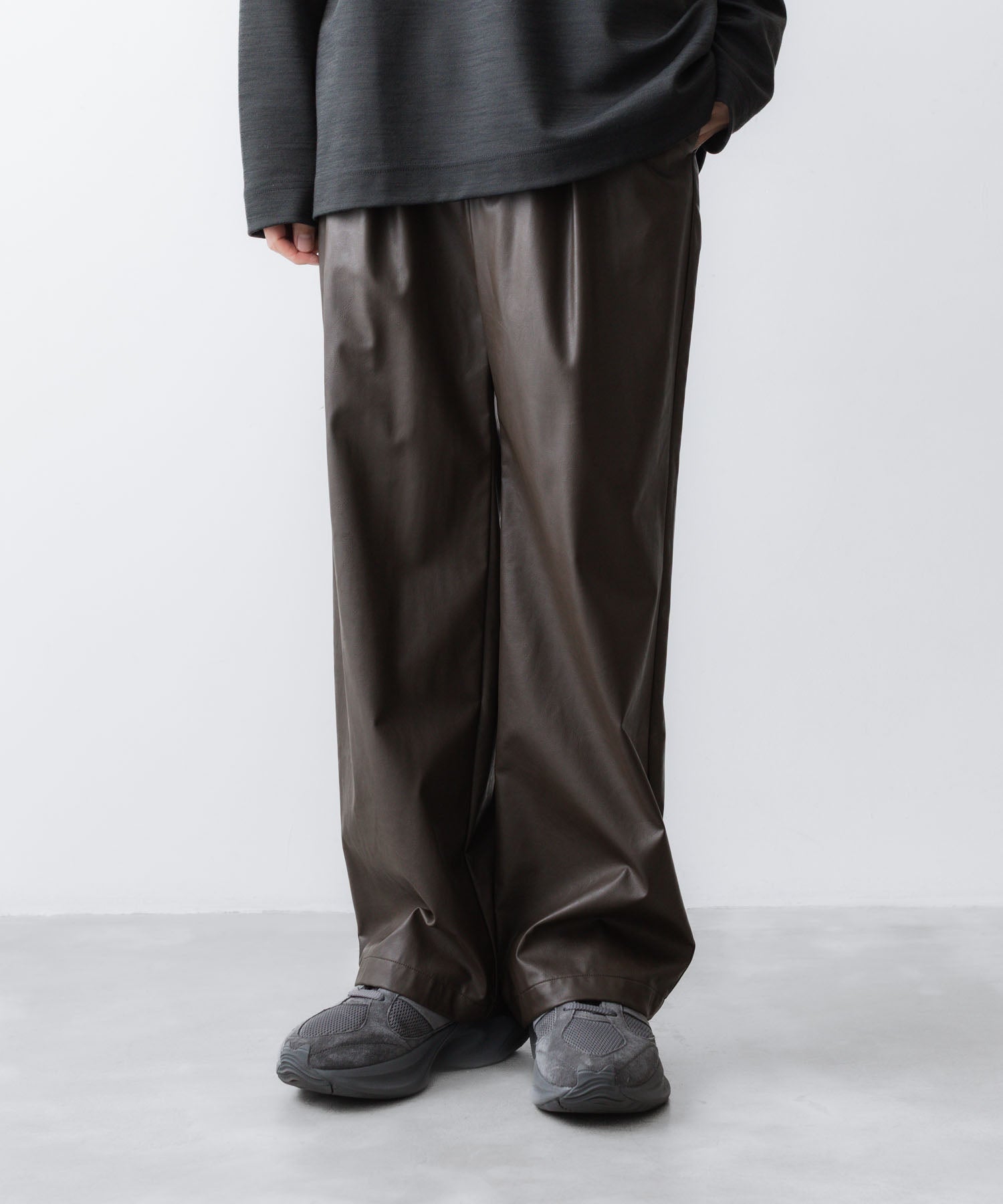 VEIN ヴェインのSYNTHETIC LEATHER 1TUCK TROUSERS - BROWNの公式通販サイトsession福岡セレクトショップ