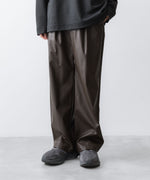 画像をギャラリービューアに読み込む, VEIN ヴェインのSYNTHETIC LEATHER 1TUCK TROUSERS - BROWNの公式通販サイトsession福岡セレクトショップ
