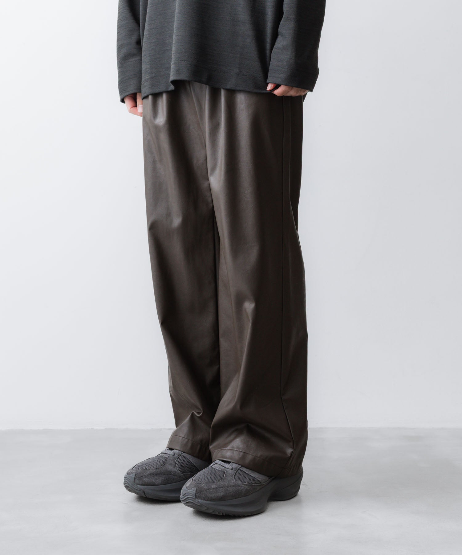 VEIN ヴェインのSYNTHETIC LEATHER 1TUCK TROUSERS - BROWNの公式通販サイトsession福岡セレクトショップ