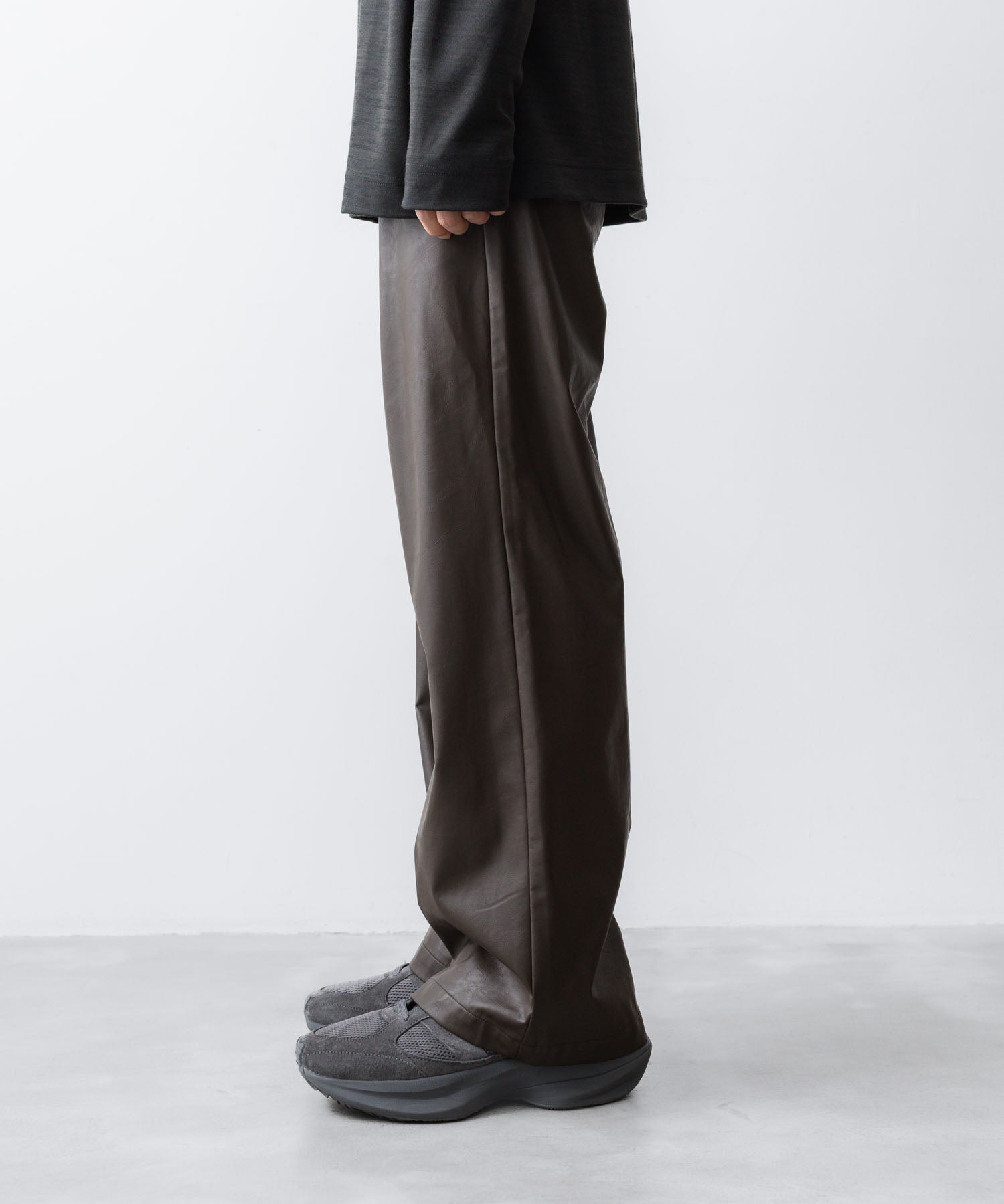 VEIN ヴェインのSYNTHETIC LEATHER 1TUCK TROUSERS - BROWNの公式通販サイトsession福岡セレクトショップ