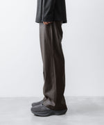画像をギャラリービューアに読み込む, VEIN ヴェインのSYNTHETIC LEATHER 1TUCK TROUSERS - BROWNの公式通販サイトsession福岡セレクトショップ
