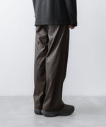 画像をギャラリービューアに読み込む, VEIN ヴェインのSYNTHETIC LEATHER 1TUCK TROUSERS - BROWNの公式通販サイトsession福岡セレクトショップ
