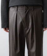 画像をギャラリービューアに読み込む, VEIN ヴェインのSYNTHETIC LEATHER 1TUCK TROUSERS - BROWNの公式通販サイトsession福岡セレクトショップ
