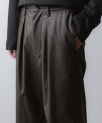 画像をギャラリービューアに読み込む, VEIN ヴェインのSYNTHETIC LEATHER 1TUCK TROUSERS - BROWNの公式通販サイトsession福岡セレクトショップ
