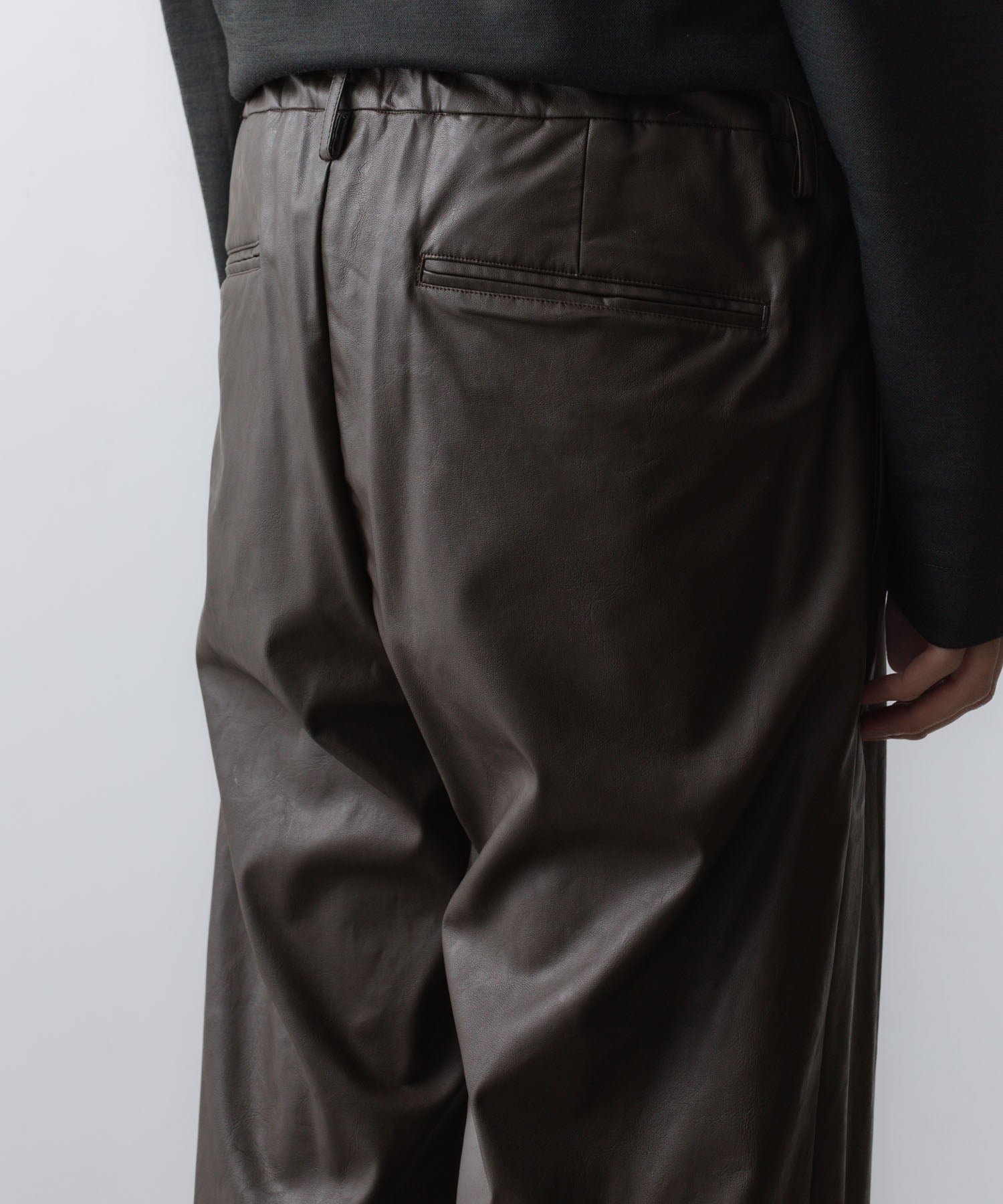 VEIN ヴェインのSYNTHETIC LEATHER 1TUCK TROUSERS - BROWNの公式通販サイトsession福岡セレクトショップ