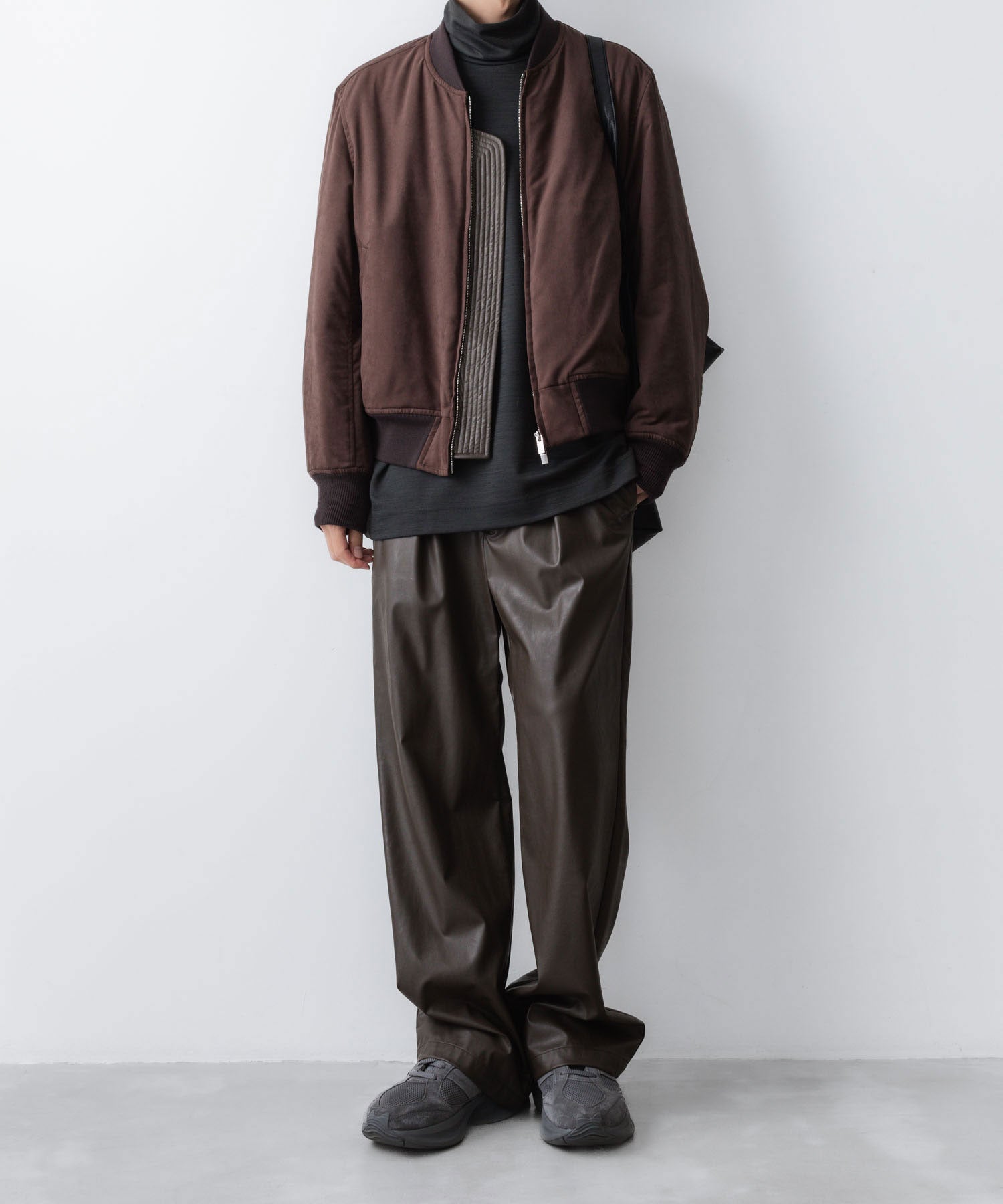 VEIN ヴェインのSYNTHETIC LEATHER 1TUCK TROUSERS - BROWNの公式通販サイトsession福岡セレクトショップ