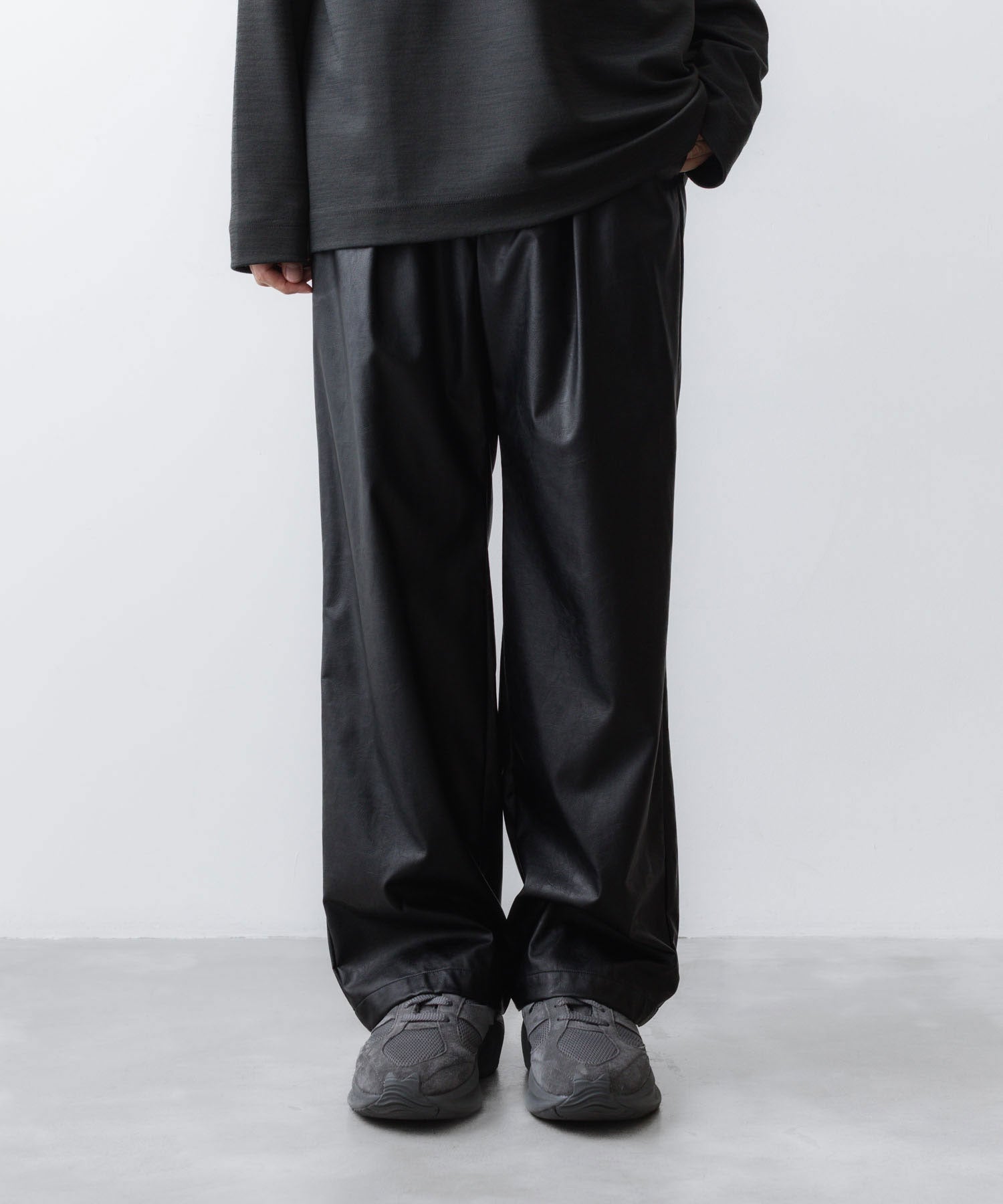 VEIN ヴェインのSYNTHETIC LEATHER 1TUCK TROUSERS - BLACKの公式通販サイトsession福岡セレクトショップ