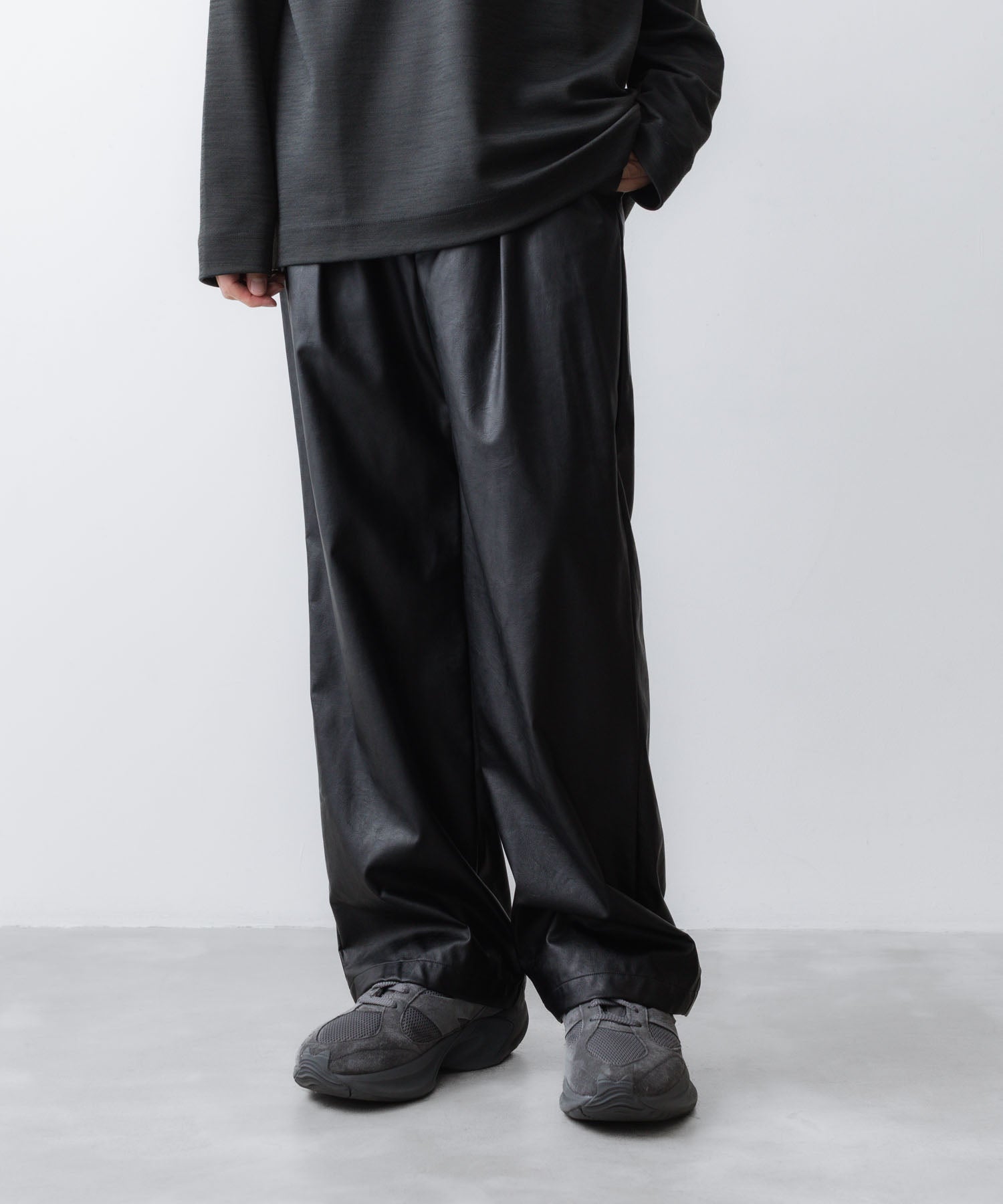 VEIN ヴェインのSYNTHETIC LEATHER 1TUCK TROUSERS - BLACKの公式通販サイトsession福岡セレクトショップ