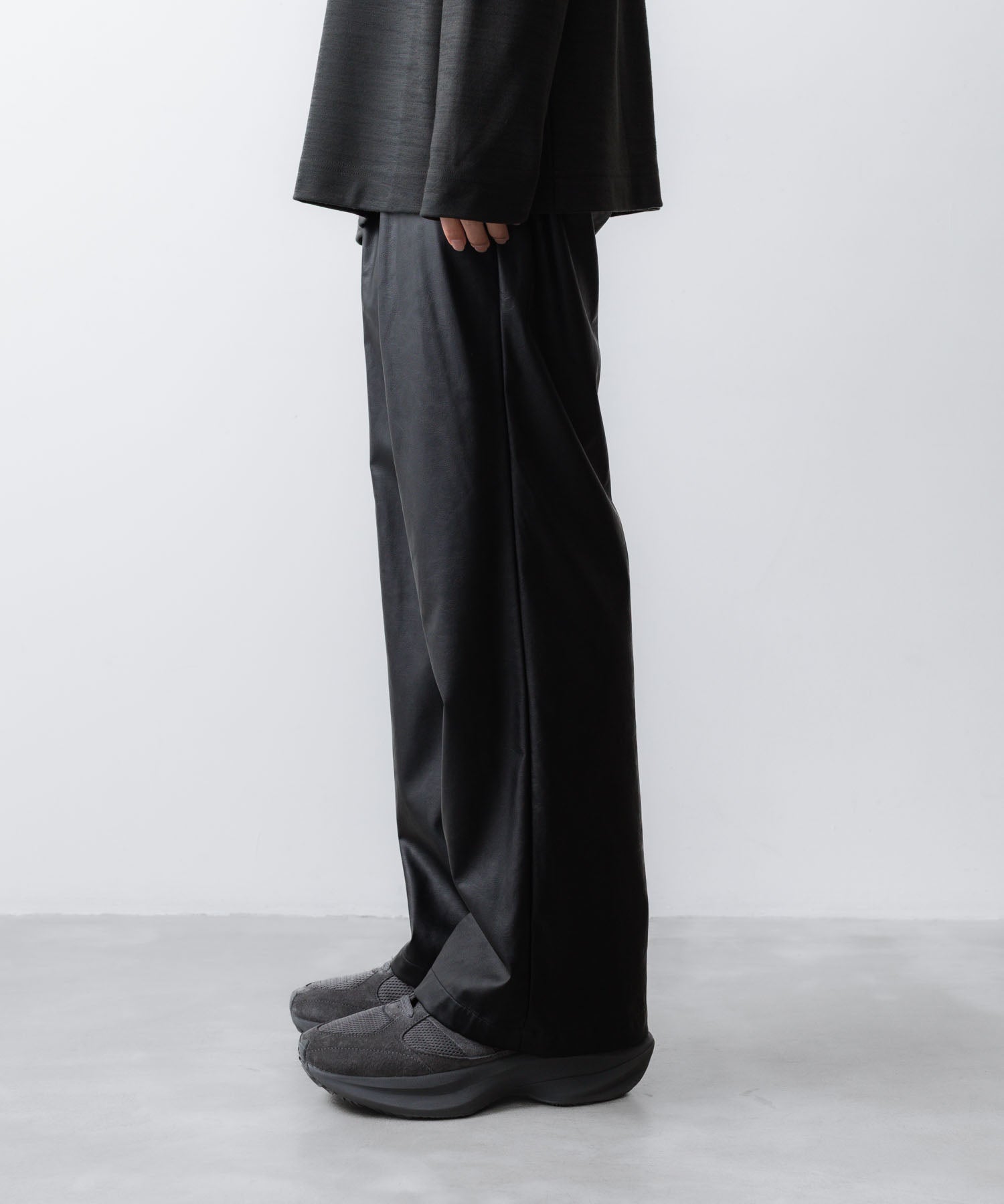 VEIN ヴェインのSYNTHETIC LEATHER 1TUCK TROUSERS - BLACKの公式通販サイトsession福岡セレクトショップ