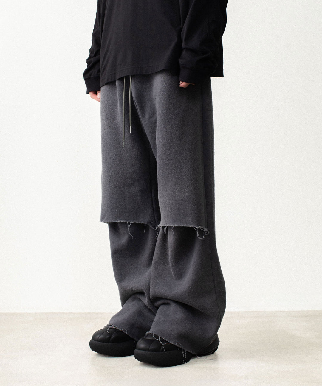 VEIN ヴェインのBRUSHED TERRY CUTOFF BAGGY TROUSERS - KHAKI GRAYの公式通販サイトsession福岡セレクトショップ