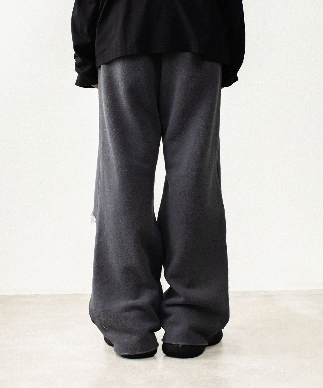 VEIN ヴェインのBRUSHED TERRY CUTOFF BAGGY TROUSERS - KHAKI GRAYの公式通販サイトsession福岡セレクトショップ