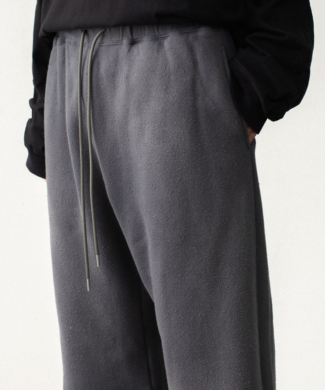 VEIN ヴェインのBRUSHED TERRY CUTOFF BAGGY TROUSERS - KHAKI GRAYの公式通販サイトsession福岡セレクトショップ
