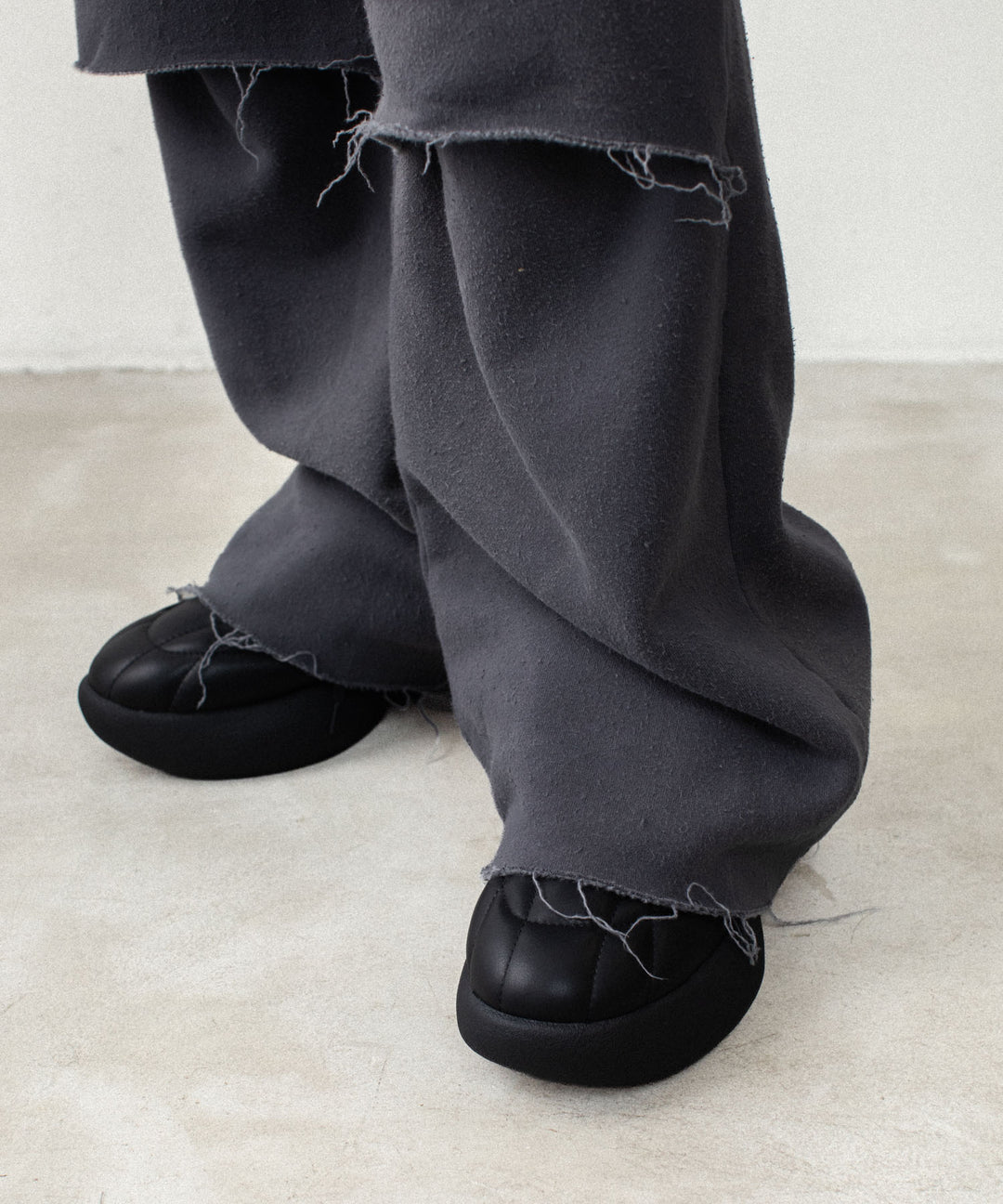 VEIN ヴェインのBRUSHED TERRY CUTOFF BAGGY TROUSERS - KHAKI GRAYの公式通販サイトsession福岡セレクトショップ