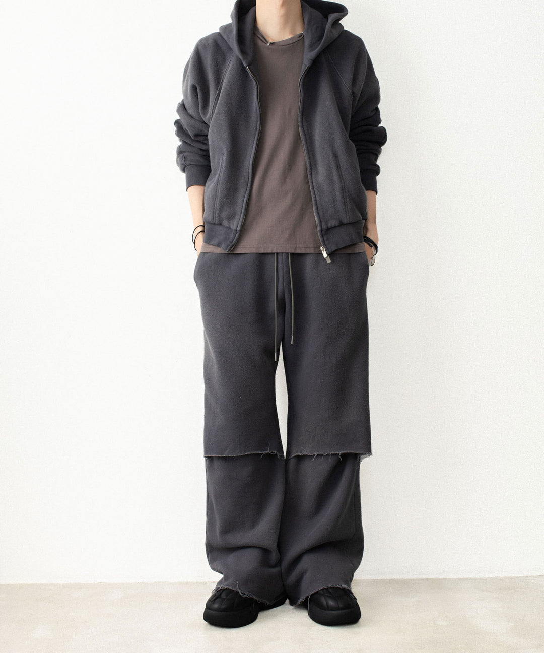 VEIN ヴェインのBRUSHED TERRY CUTOFF BAGGY TROUSERS - KHAKI GRAYの公式通販サイトsession福岡セレクトショップ